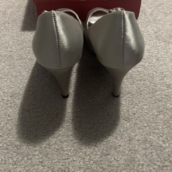Brand new satin silver open toe shoe. Size 7.5 M - Picture 6 of 6
